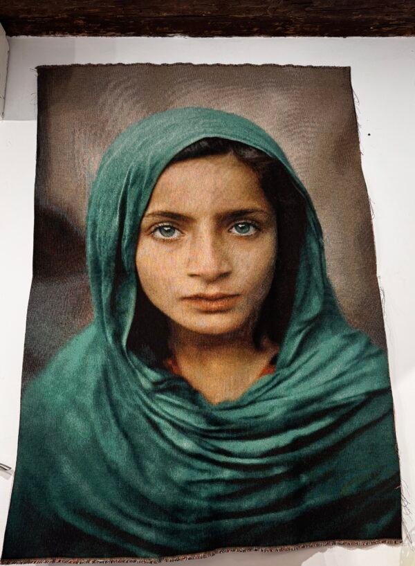 Tapiz Decorativo – “La Chica Afgana” de Steve McCurry